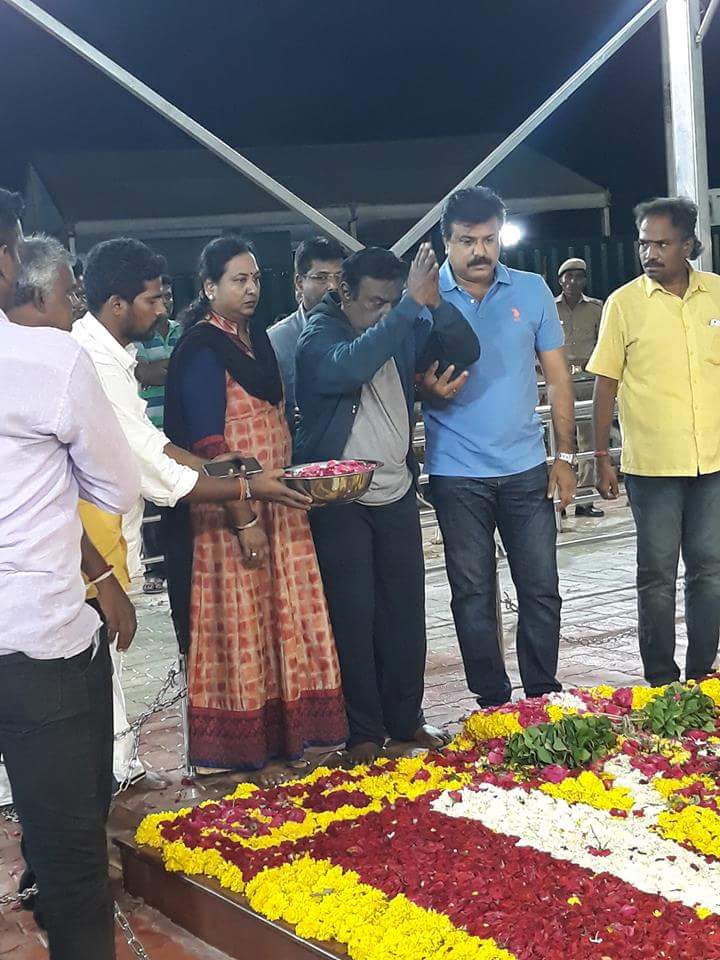 DMDK chief Vijayakanth pays floral tribute with wife Premalatha DMDK leader Vijayakanth,Vijayakanth,Vijayakanth at Karunanidhi memorial,Karunanidhi memorial,Vijayakanth at Marina
