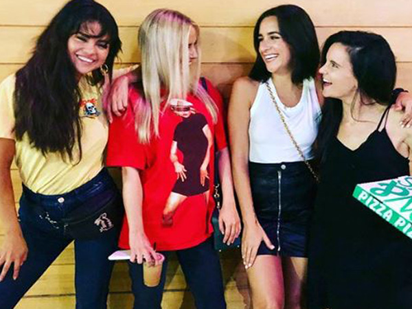 Selena Gomez's crazy night with BFFs! Selena Gomez,Selena Gomez tatoo,Selena Gomez crazy night,Selena Gomez friends,Courtney Barry,Courtney Barry birthday,girl gang