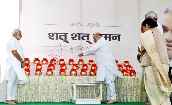 Modi, Shah hand urns with Atal Bihari Vajpayee's ashes to party chiefs of all states