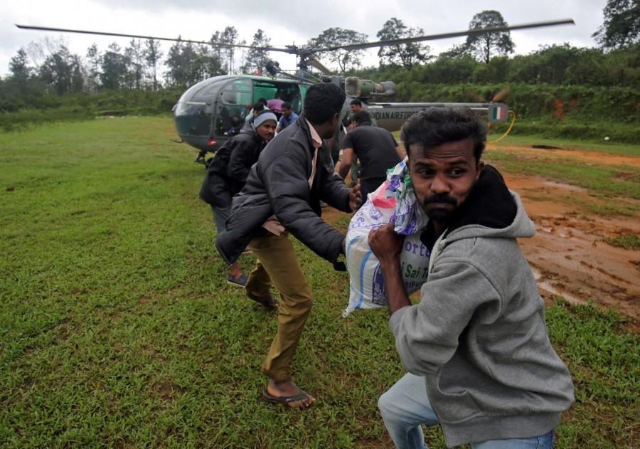 Flood victims unload food and relief material Kerala floods,Kerala floods pics,Kerala floods images,Kerala floods stills,Kerala floods pictures,Kerala floods photos,Kerala worst flood