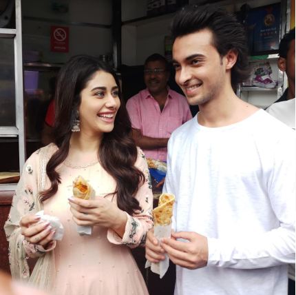 Aayush Sharma and Warina Hussain enjoy famous egg rolls and kathi rolls Loveratri pair,Loveratri,Aayush Sharma and Warina Hussain,Aayush Sharma,Warina Hussain,Kali Temple,Kolkata street food,Aayush and Warina enjoys Kolkata street food,food street