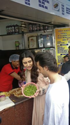 Aayush Sharma and Warina Hussain at food street in Kolkata Loveratri pair,Loveratri,Aayush Sharma and Warina Hussain,Aayush Sharma,Warina Hussain,Kali Temple,Kolkata street food,Aayush and Warina enjoys Kolkata street food,food street
