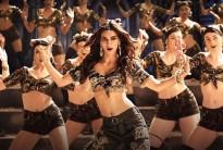 Kriti Sanon sizzles in 'Aao Kabhi Haveli Pe' from Stree!