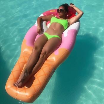 Vicky Pattison flaunts her sizzling curves