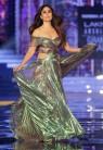 'Diva' Kareena Kapoor Khan dazzles the ramp on LFW grand finale