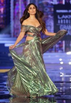 'Diva' Kareena Kapoor Khan dazzles the ramp on LFW grand finale