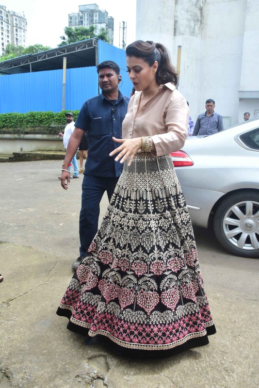 Kajol Kajol,Kajol with Madhuri Dixit and Asha Bhosle,Kajol with Madhuri Dixit,Kajol with Asha Bhosle,Madhuri Dixit,Asha Bhosle,Dance Deewane,Helicopter Eela