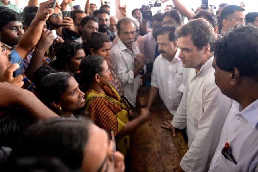 Rahul Gandhi at Engineering College in Chengannur Kerala floods,Rahul Gandhi,Rahul Gandhi in Kerala,Rahul Gandhi meets affected families,Rahul Gandhi at Engineering College,Rahul Gandhi at Relief Camp,Kerala rain