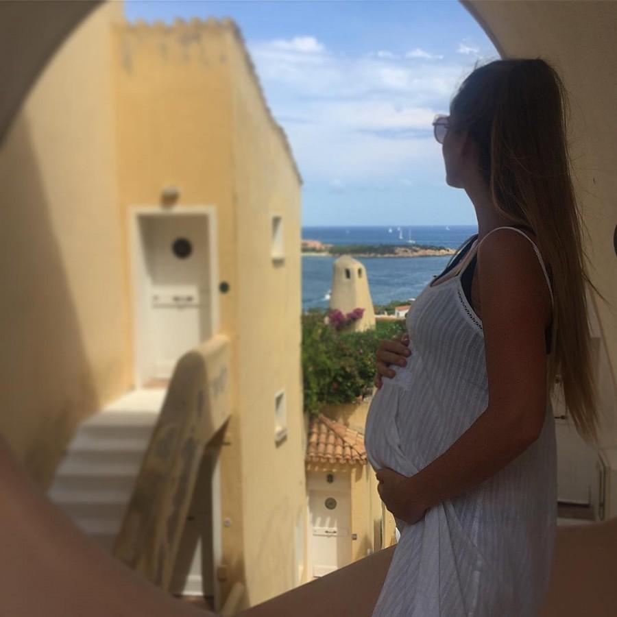 Sarah-Jane flaunts her baby bump Dave Berry,Dave Berry first baby,Sarah-Jane,Sarah-Jane baby bump,Dave Berry and Sarah-Jane,DJ Dave Berry