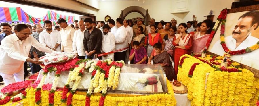 KCR pays last respects to Nandamuri Harikrishna Kalvakuntla Chandrashekar Rao,KCR,CM KCR,Nandamuri Harikrishna,Celebs pay respects to Nandamuri Harikrishna,Nandamuri Harikrishna funeral,Nandamuri Harikrishna funeral pics,Nandamuri Harikrishna funeral images,Nandamuri Harikrishna funeral stills,Nandamur