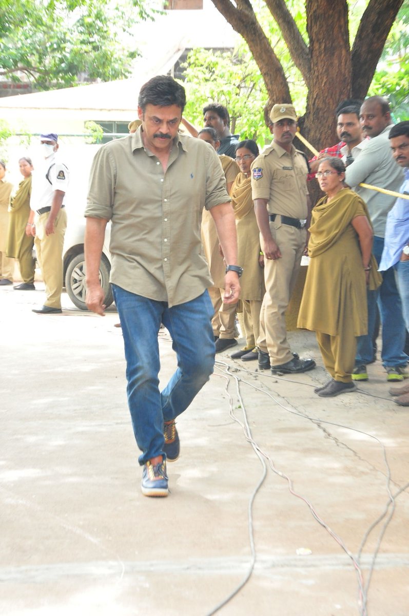 Daggubati Venkatesh Kalvakuntla Chandrashekar Rao,KCR,CM KCR,Nandamuri Harikrishna,Celebs pay respects to Nandamuri Harikrishna,Nandamuri Harikrishna funeral,Nandamuri Harikrishna funeral pics,Nandamuri Harikrishna funeral images,Nandamuri Harikrishna funeral stills,Nandamur