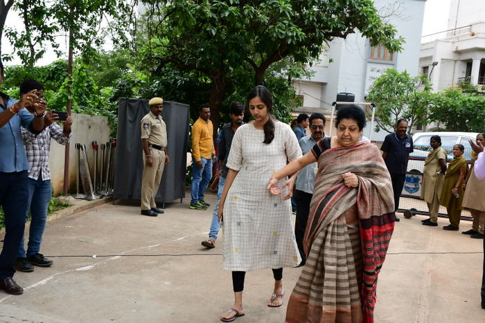 NTR's mom and wife reach AT Harikrishna's home Kalvakuntla Chandrashekar Rao,KCR,CM KCR,Nandamuri Harikrishna,Celebs pay respects to Nandamuri Harikrishna,Nandamuri Harikrishna funeral,Nandamuri Harikrishna funeral pics,Nandamuri Harikrishna funeral images,Nandamuri Harikrishna funeral stills,Nandamur