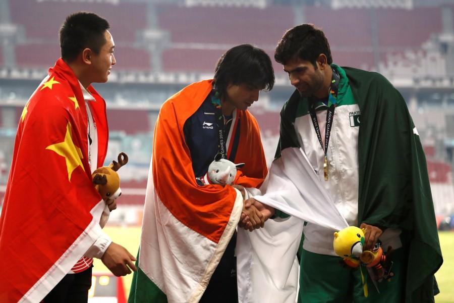 Pakistan's Arshad Nadeem congratulates gold medalist India's Neeraj Chopra Asian games 2018,Asian Games 2018 Medal,Asian Games 2018 Medal Winners,Asian Games 2018 Medals tally,Asian Games 2018 Photos,Asian Games 2018 Pictures