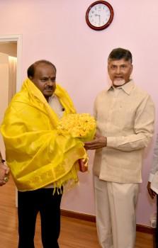 HD Kumaraswamy meets Chandrababu Naidu