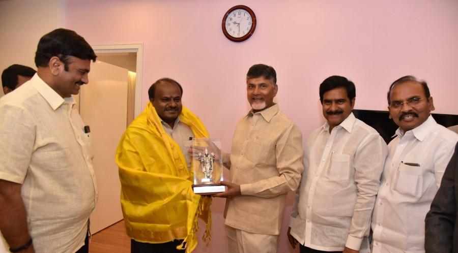 Andhra CM, Kumaraswamy meet to strengthen unity of regional parties HD Kumaraswamy meets Chandrababu Naidu,Kumaraswamy meets Chandrababu Naidu,HD Kumaraswamy,Chandrababu Naidu,Kanaka Durga temple,CM Kumaraswamy