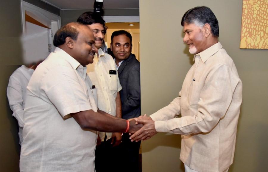 Chandrababu Naidu, HD Kumaraswamy meet in Vijayawada HD Kumaraswamy meets Chandrababu Naidu,Kumaraswamy meets Chandrababu Naidu,HD Kumaraswamy,Chandrababu Naidu,Kanaka Durga temple,CM Kumaraswamy