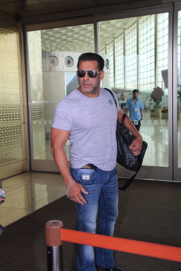 Salman Khan flies to Goa Salman Khan,Bigg Boss 12 launch,Bigg Boss launch,Salman Khan at Bigg Boss 12 launch,Salman Khan Bigg Boss,Salman Khan Bigg boss 12,Salman Khan in Goa,Salman Khan at Airport,Salman Khan at Mumbai Airport