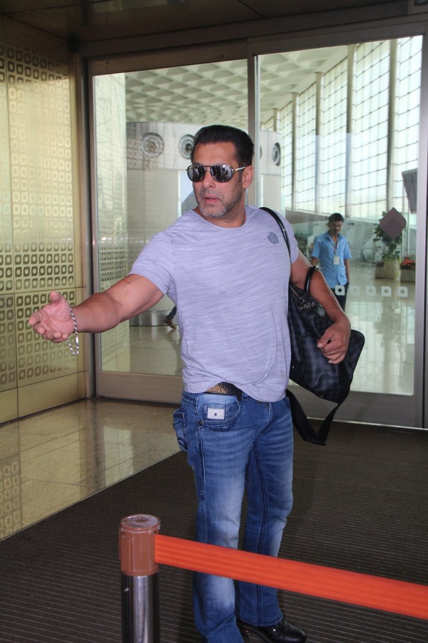 Salman Khan snapped at Airport Salman Khan,Bigg Boss 12 launch,Bigg Boss launch,Salman Khan at Bigg Boss 12 launch,Salman Khan Bigg Boss,Salman Khan Bigg boss 12,Salman Khan in Goa,Salman Khan at Airport,Salman Khan at Mumbai Airport