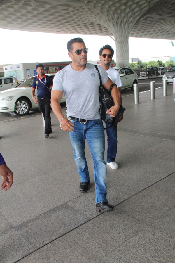 Salman Khan snapped at Mumbai Airport Salman Khan,Bigg Boss 12 launch,Bigg Boss launch,Salman Khan at Bigg Boss 12 launch,Salman Khan Bigg Boss,Salman Khan Bigg boss 12,Salman Khan in Goa,Salman Khan at Airport,Salman Khan at Mumbai Airport