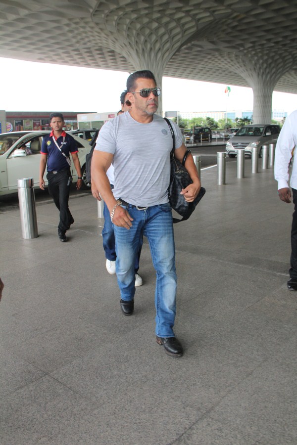 Salman Khan snapped at Mumbai International Airport Salman Khan,Bigg Boss 12 launch,Bigg Boss launch,Salman Khan at Bigg Boss 12 launch,Salman Khan Bigg Boss,Salman Khan Bigg boss 12,Salman Khan in Goa,Salman Khan at Airport,Salman Khan at Mumbai Airport