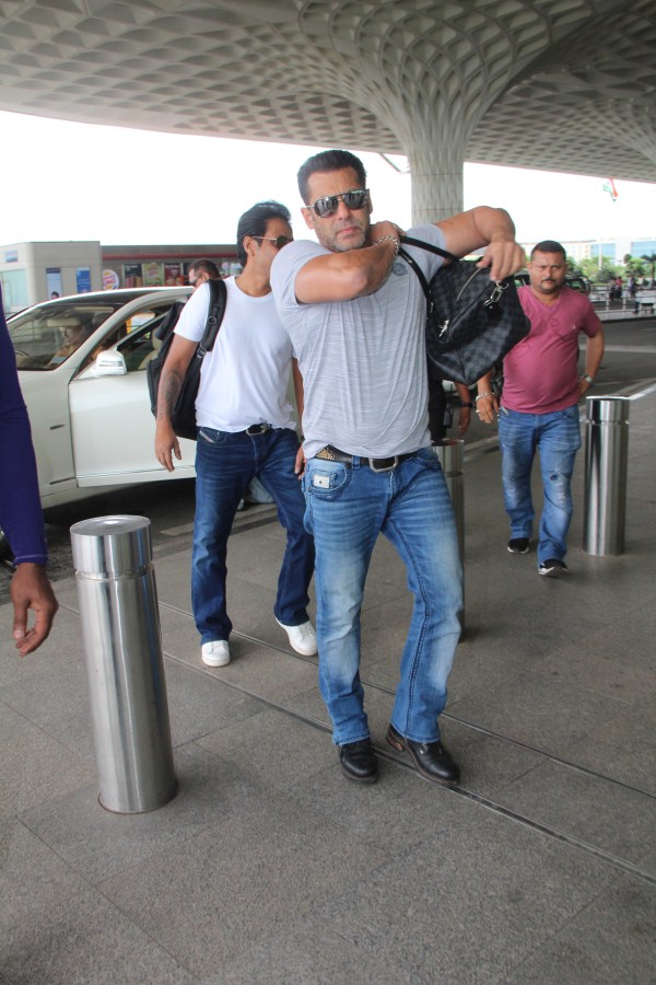 Host Salman Khan snapped at the airport Salman Khan,Bigg Boss 12 launch,Bigg Boss launch,Salman Khan at Bigg Boss 12 launch,Salman Khan Bigg Boss,Salman Khan Bigg boss 12,Salman Khan in Goa,Salman Khan at Airport,Salman Khan at Mumbai Airport