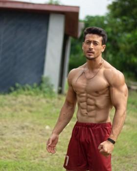 Tiger Shroff flaunts his chiselled body