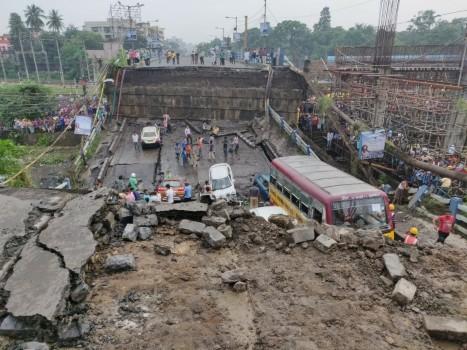 Majerhat bridge in South Kolkata with heavy traffic collapsed