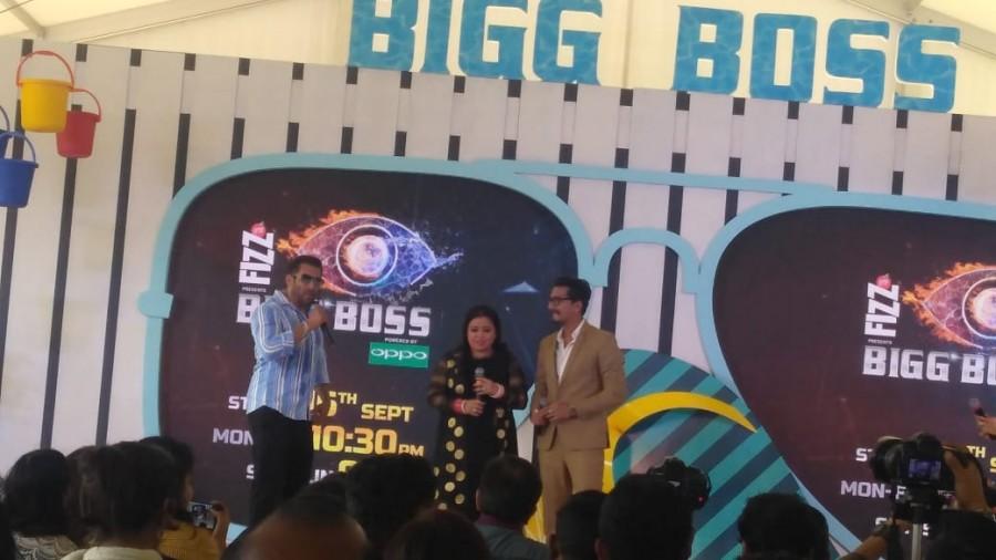 Salman Khans Bigg Boss 12 Bharti Singh And Haarsh Limbachiyaa Make A Surprise Entry Photos