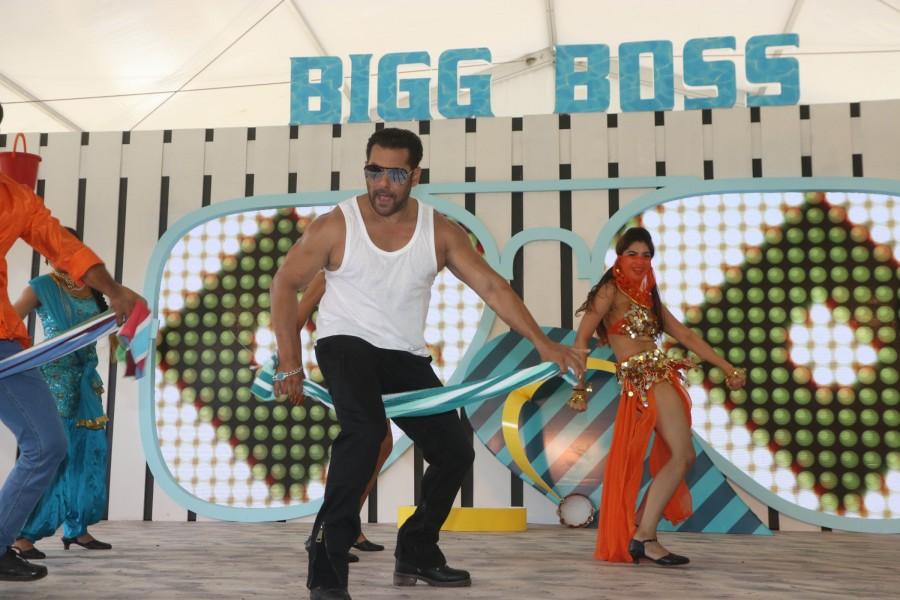 Salman Khan at Bigg Boss 12 launch Comedian Bharti Singh,Bharti Singh,Bharti Singh and Haarsh Limbachiyaa,Haarsh Limbachiyaa,Salman Khan,Bigg Boss 12,Bigg Boss 12 final contestants,Bigg Boss 12 contestants,Bigg Boss 12 contestants pics,Bigg Boss 12 contestants images,Bigg Boss 12 contestan