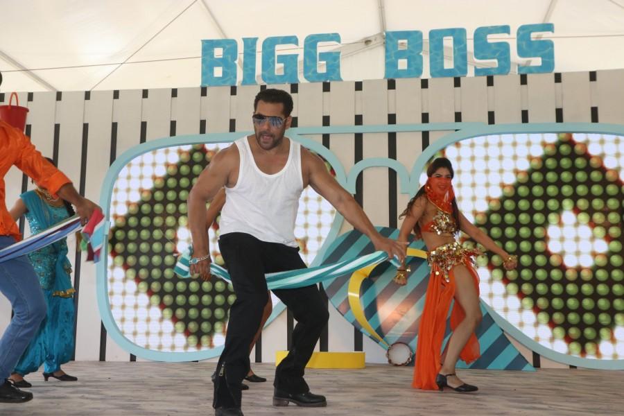 Salman Khans Bigg Boss 12 Bharti Singh And Haarsh Limbachiyaa Make A Surprise Entry Photos