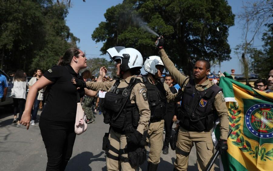Municipal police officer uses pepper spray against a demonstrator National Museum,Brazil National Museum,fire destroys national museum,200-year-old National Museum,Rio de Janeiro