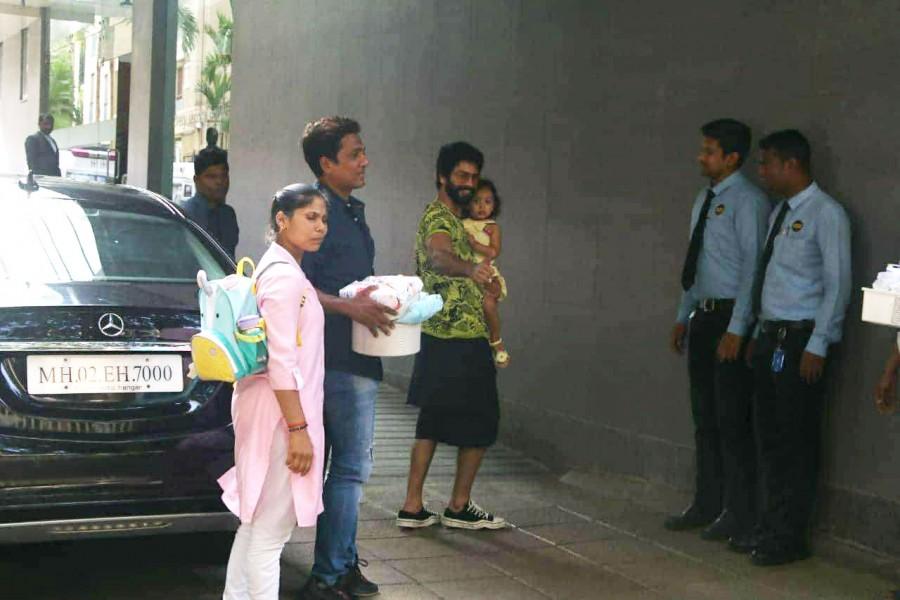 Daddy Shahid Kapoor and big sister Misha visit mommy Mira Kapoor Shahid Kapoor,shahid kapoor mira rajput,Shahid Kapoor baby,Shahid Kapoor boy baby,Shahid Kapoor boy baby pics,Shahid Kapoor boy baby images,Shahid Kapoor boy baby stills,Shahid Kapoor boy baby pictures,Shahid Kapoor boy baby photos