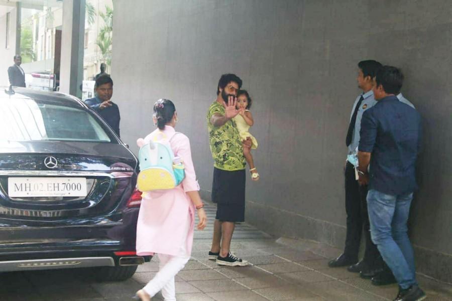 Shahid Kapoor with daughter Misha at Hinduja hospital Shahid Kapoor,shahid kapoor mira rajput,Shahid Kapoor baby,Shahid Kapoor boy baby,Shahid Kapoor boy baby pics,Shahid Kapoor boy baby images,Shahid Kapoor boy baby stills,Shahid Kapoor boy baby pictures,Shahid Kapoor boy baby photos