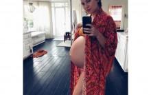 Kate Hudson takes a bathroom selfie