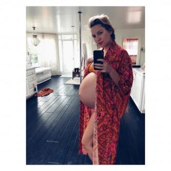 Kate Hudson takes a bathroom selfie