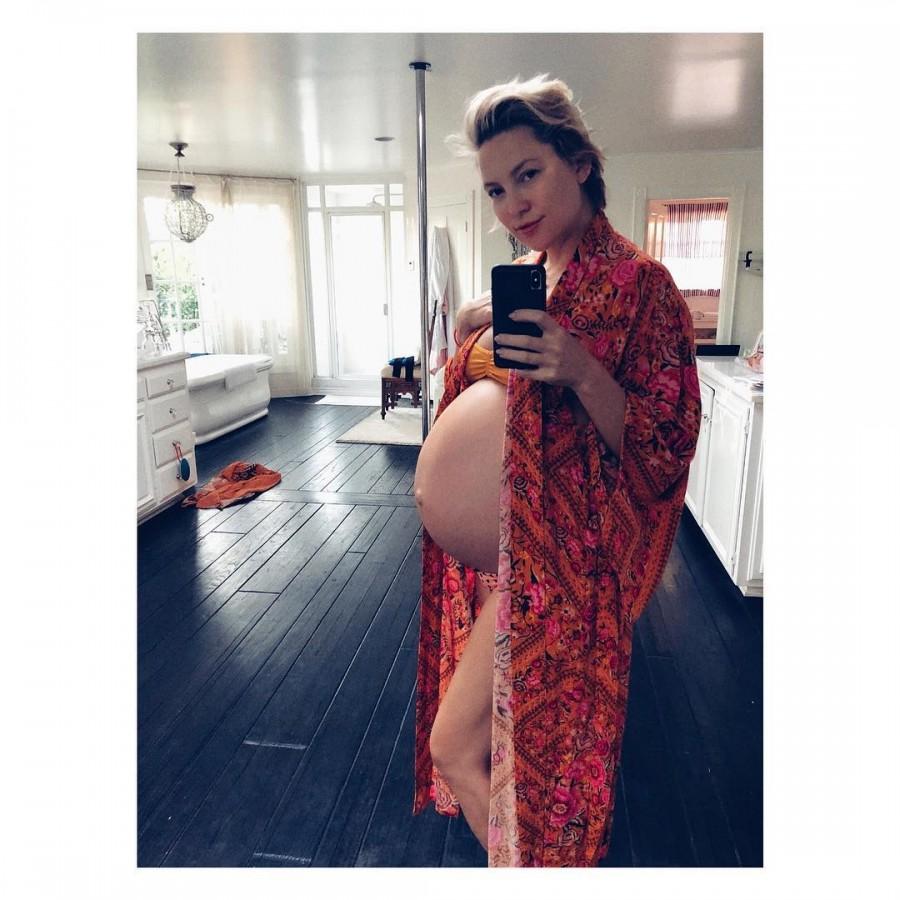 Kate Hudson takes a bathroom selfie Kate Hudson,Kate Hudson baby bump,Kate Hudson baby bump pics,Kate Hudson baby bump images,Kate Hudson baby bump stills,Kate Hudson baby bump pictures,Kate Hudson baby bump photos