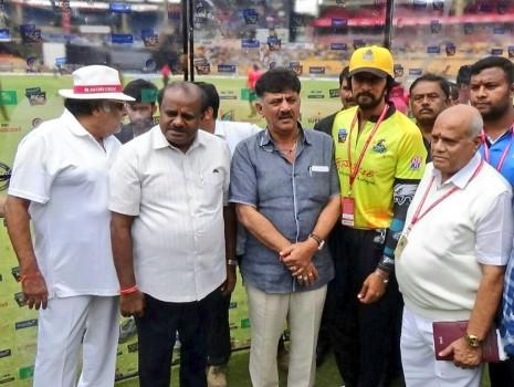 CM Kumaraswamy, DK Shivakumar, Ambareesh and Sudeep at Karnataka Chalanachitra Cup (KCC) launch
