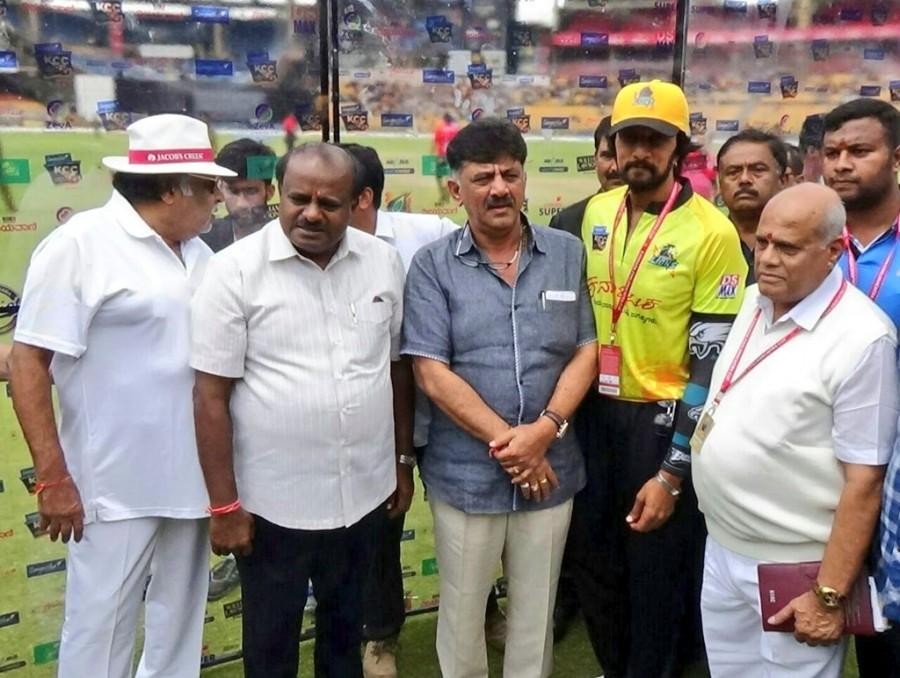 CM Kumaraswamy, DK Shivakumar, Ambareesh and Sudeep at Karnataka Chalanachitra Cup (KCC) launch Karnataka Chalanachitra Cup,Karnataka Chalanachitra Cup launch,KCC,kcc cricket league,KCC launch,Kumaraswamy,DK Shivakumar,Ambareesh,Sudeep