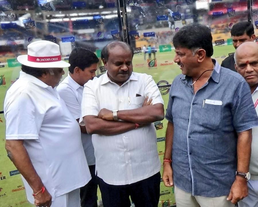 Ambareesh with CM Kumaraswamy and DK Shivakumar Karnataka Chalanachitra Cup,Karnataka Chalanachitra Cup launch,KCC,kcc cricket league,KCC launch,Kumaraswamy,DK Shivakumar,Ambareesh,Sudeep