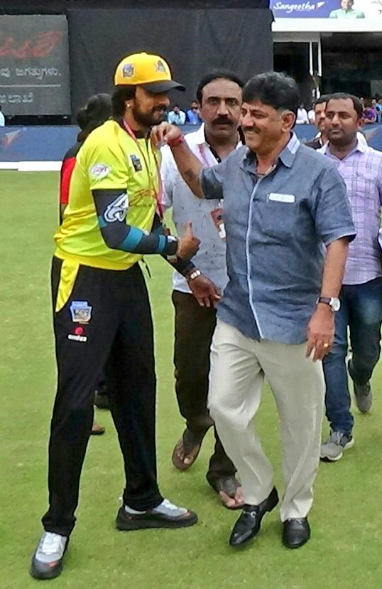Sudeep with DK Shivakumar Karnataka Chalanachitra Cup,Karnataka Chalanachitra Cup launch,KCC,kcc cricket league,KCC launch,Kumaraswamy,DK Shivakumar,Ambareesh,Sudeep