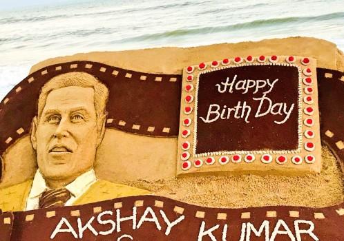 Sudarsan Pattnaik dedicates sand sculpture to Akshay Kumar