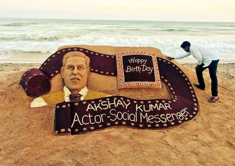 Sudarsan Pattnaik wishes Khiladi Akshay Kumar with an amazing sand sculpture Sudarsan Pattnaik wishes Akshay Kumar,Akshay Kumar,Sudarsan Pattnaik,Akshay Kumar sand sculpture,Akshay Kumar sand sculpture pics,Akshay Kumar sand sculpture images,Akshay Kumar sand sculpture stills,Akshay Kumar sand sculpture pictures,Akshay Kumar sand