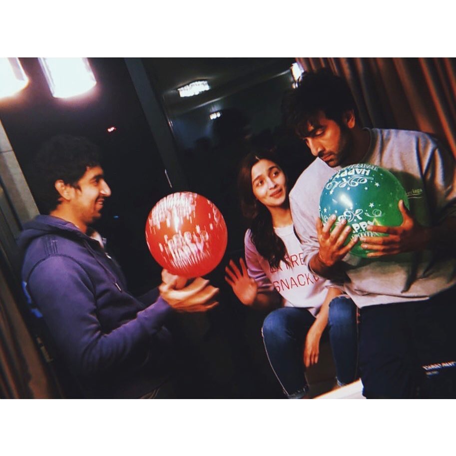 Alia Bhatt's picture with rumoured boyfriend Ranbir Kapoor and Brahmastra director Ayan Mukherji. Alia-Ranbir,Alia Bhatt-Ranbir Kapoor,Alia Bhatt,Ranbir Kapoor,Brahmastra,Brahmastra on the sets,Brahmastra sets