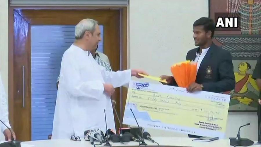 Naveen Patnaik presents cash prizes to Odisha Asian Games medal winners Chief Minister Naveen Patnaik,Naveen Patnaik,CM Naveen Patnaik,Asian Games medal winners,Asian Games winners