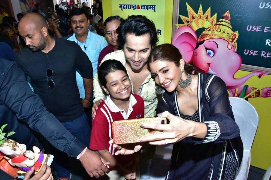 Sui Dhaaga pair launches Green Ganesha Anushka Sharma and Varun Dhawan,Anushka Sharma,Varun Dhawan,Sui Dhaaga,Sui Dhaaga promotion,Sui Dhaaga movie promotion,Sui Dhaaga promotion pics,Sui Dhaaga promotion images,Sui Dhaaga promotion stills
