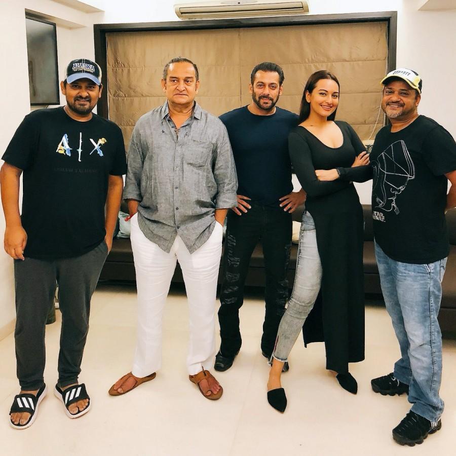 The film is expected to hit the screens on Christmas 2019 Sonakshi Sinha and Salman Khan,Salman Khan and Sonakshi Sinha,Salman Khan,Sonakshi Sinha,Dabangg 3,salman khan dabangg 3,Sonakshi Sinha Dabangg 3,Dabangg 3 launch,Dabangg 3 movie launch,Dabangg 3 launch pics,Dabangg 3 launch images,Dabangg 3 launch stills