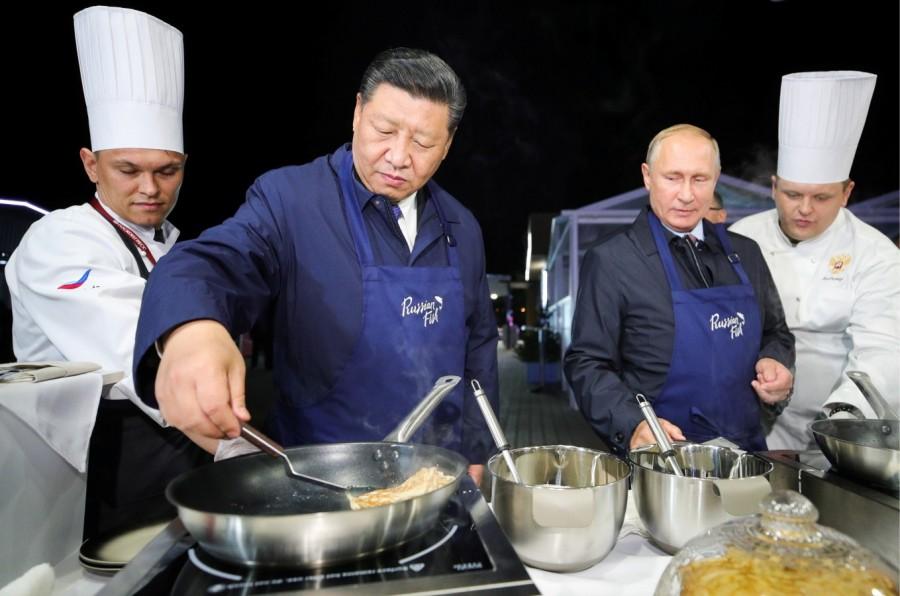 Russian President Vladimir Putin and Chinese President Xi Jinping make pancakes Russian President Vladimir Putin,Vladimir Putin,Chinese prez Xi Jinping,Xi Jinping,Vladimir Putin,Xi Jinping turn chefs,Vladimir Putin turns chefs,Xi Jinping turns chefs