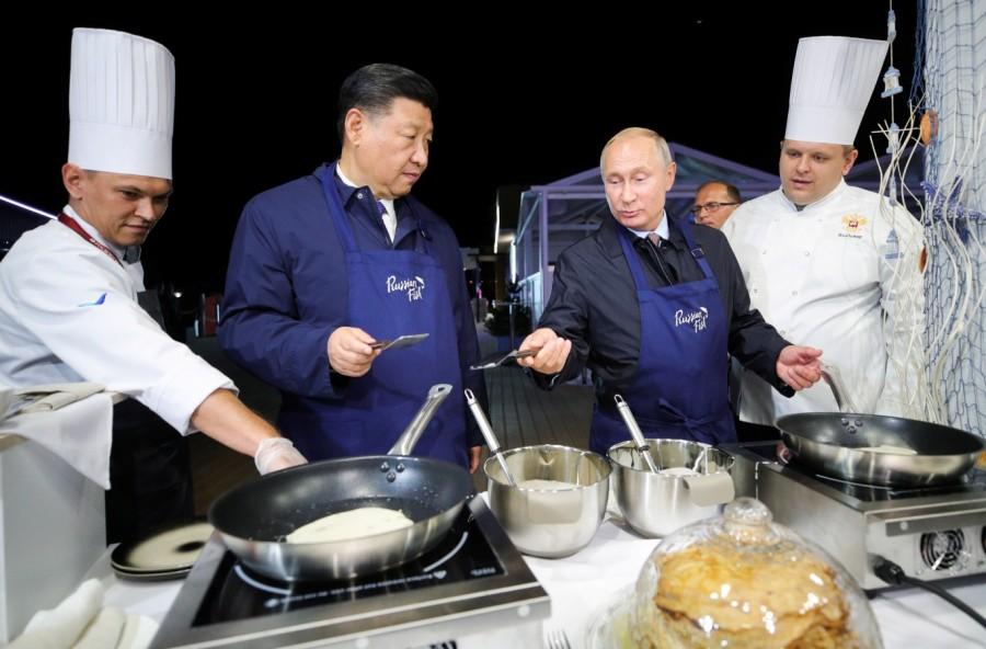 Putin, Xi turn chefs Russian President Vladimir Putin,Vladimir Putin,Chinese prez Xi Jinping,Xi Jinping,Vladimir Putin,Xi Jinping turn chefs,Vladimir Putin turns chefs,Xi Jinping turns chefs
