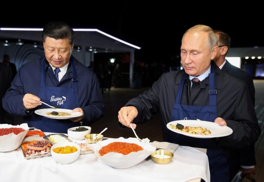 Russian President Vladimir Putin and Chinese President Xi Jinping eat pancakes Russian President Vladimir Putin,Vladimir Putin,Chinese prez Xi Jinping,Xi Jinping,Vladimir Putin,Xi Jinping turn chefs,Vladimir Putin turns chefs,Xi Jinping turns chefs