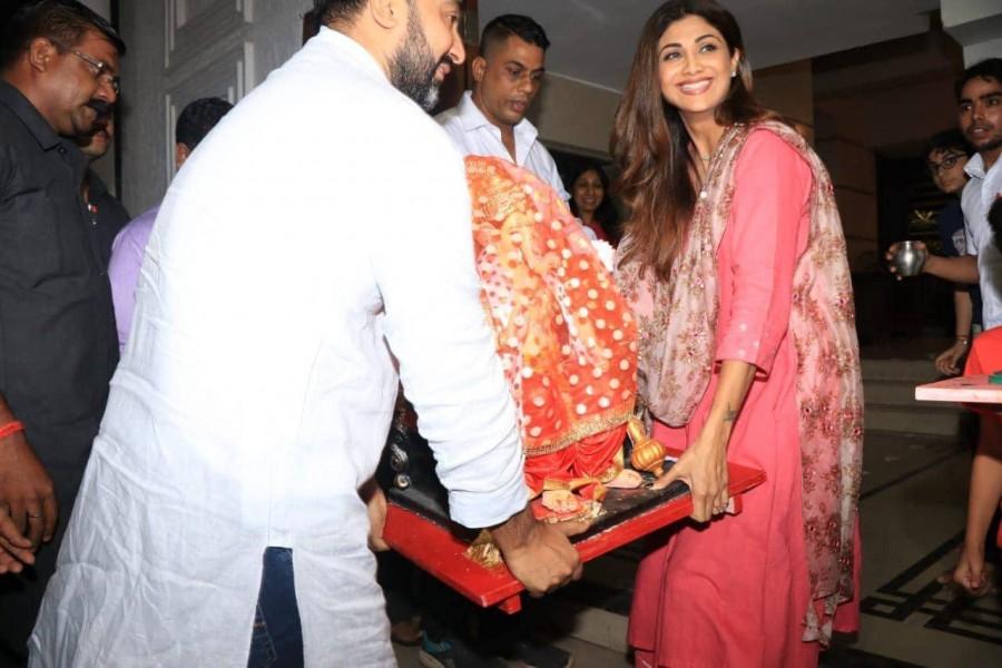 Shilpa Shetty is all smiles as she welcomes Lord Ganpati with husband Raj Kundra Shilpa Shetty,Shilpa Shetty and Raj Kundra,Raj Kundra,Ganesh Chaturthi 2018,Ganesh Chaturthi,Shilpa Shetty welcomes Lord Ganpati,Lord Ganpati